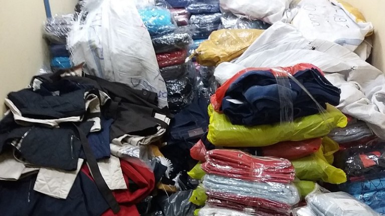 Иззеха близо 300 нелегално продавани дрехи от магазин в Перник 
