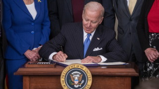 Президентът на САЩ Джо Байдън подписа в петък закон за