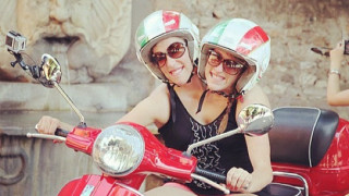 Сиамските близначки Аби и Британи Хенсел стават известни на обществеността