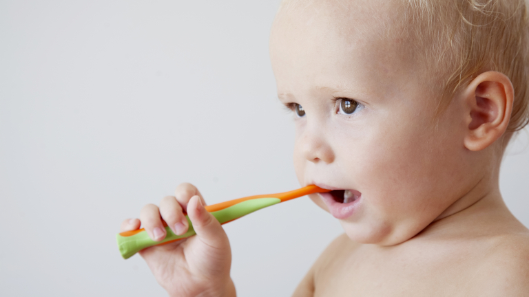 Не лишавайте детето от бонбони, но го водете редовно на зъболекар