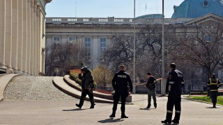 Проверяват сигнал за бомба пред Националната библиотека