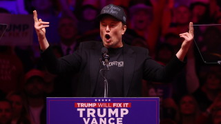 На фона на все още неофициалната си Доналд Тръмп похвали