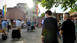 Църкви в Германия благославят еднополови двойки напук на Ватикана