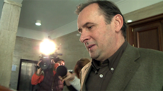 Топлото със съдебна охрана, не иска фотографи