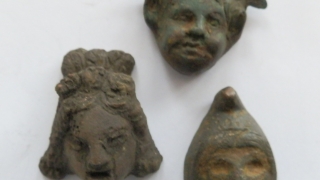 Предотвратиха незаконен внос на старинни монети и фигурки на божества 