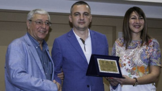 Бившият елитен футболен рефер и съдийски шеф Костадин Пързулов празнува