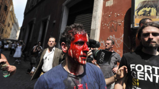 Италия осъмна с два протеста