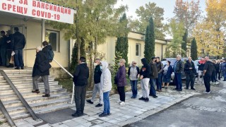 Опашка за ваксини се изви пред столичната болница "Св. Анна"