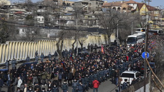 Тълпа противници на премиера на Армения Никол Пашинян нахлу в