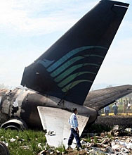 Индонезийски самолет се разби на остров Ява