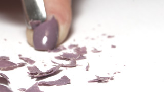 Гел лакът е наистина красив Поне до момента в който