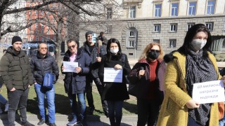 Туроператори протестираха пред Министерския съвет, техни колеги не подкрепят протеста