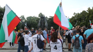 Протест в Пловдив в подкрепа на двамата осъдени, хвърляли яйца по здравния министър
