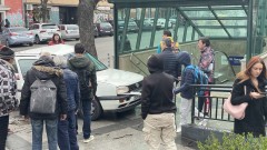 Кола се вряза в дърво на метри от метростанция в София