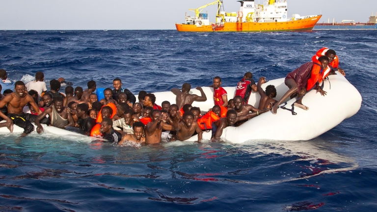 Бреговата охрана на Италия спасила над 1300 бежанци