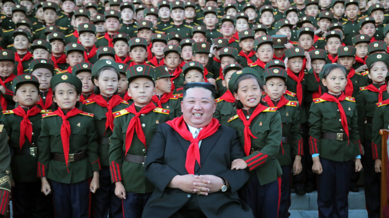 Младежка група от Северна Корея дари ракетни установки на армията