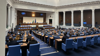 Депутатите чакат Асен Василев за данъчните закони