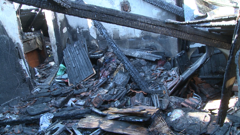 Пожар унищожи къща в центъра на Русе