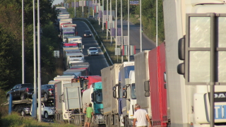 Продължава струпването на камиони на Дунав мост съобщава Нова телевизия Натоварени
