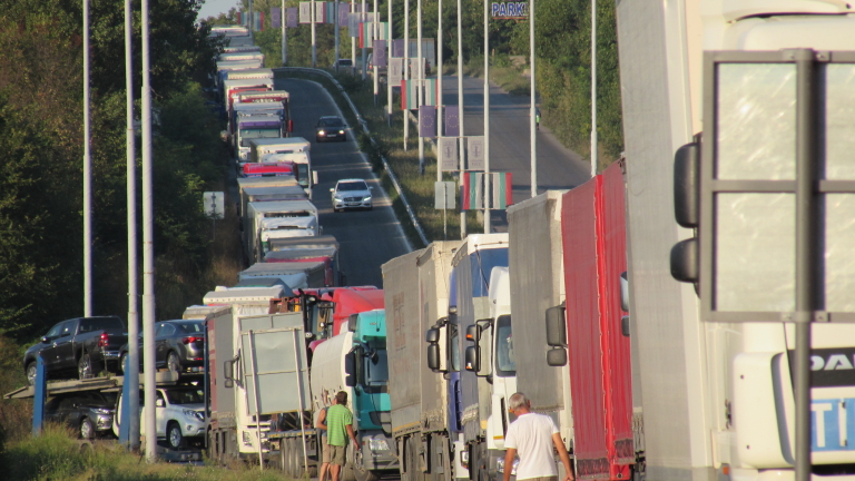 Продължава струпването на камиони на Дунав мост, съобщава Нова телевизия.
Натоварени