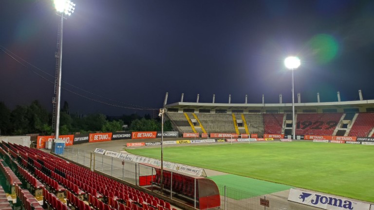 Осветлението на стадион Локомотив  в квартал Надежда светна. Така