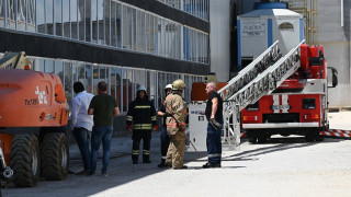 Пожар гори в производствена сграда на територията на северната промишлена