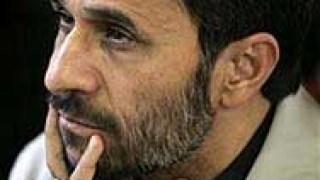 Ахмадинеджад възмути консерваторите с целувка