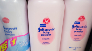 Осъдиха Johnson & Johnson заради опасността от рак, които носят нейни продукти