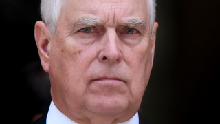Британското правителство обмисля отстраняване на бившия принц Андрю Маунтбатън Уиндзор от линията