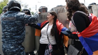 Полицията в Армения арестува опозиционен депутат който оглавява антиправителствените протести