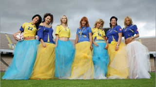Украинските съпруги обещаха гола сесия при успех над Италия