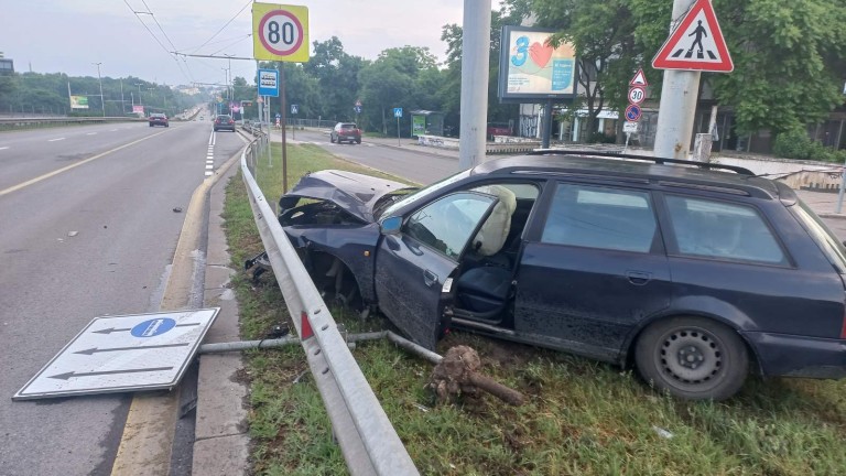 Верижна катастрофа по-рано вечерта във вторник временно затрудни движението по