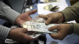 В Индия достъпът до пари е толкова труден, че компания пусна доставки на банкноти по домовете