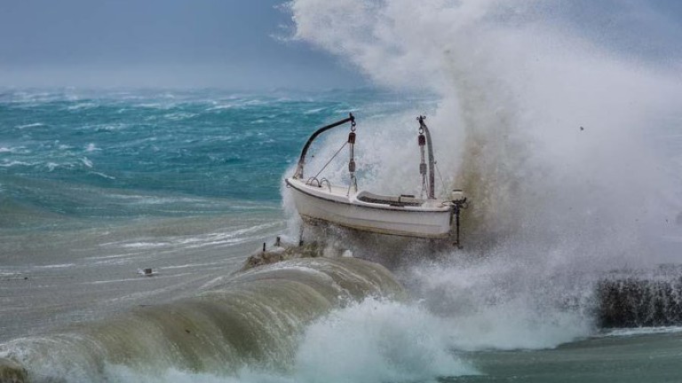 Шестметрови вълни в Далмация заради ураганен вятър, съборени дървета и стълбове