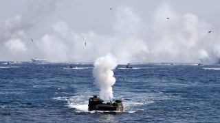 Северна Корея е изстреляла около 130 артилерийски снаряда в морето