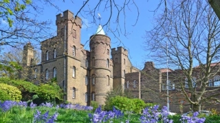 300-годишният замък на няколко минути от Лондон, който се продава за £2,75 милиона