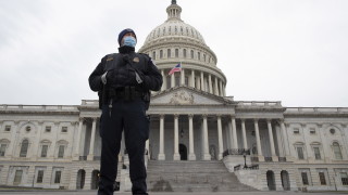 Американски служители продължават да участници в щурма над сградата на