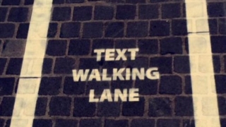 Антверпен въвежда пешеходна лента за хората, играещи със смартфона си