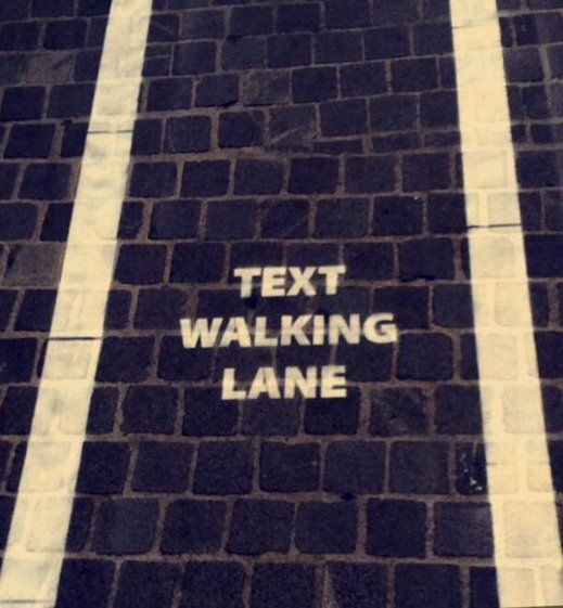 Антверпен въвежда пешеходна лента за хората, играещи със смартфона си