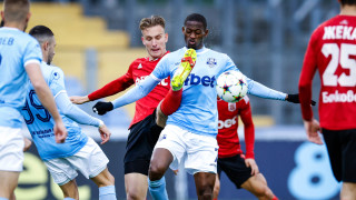 Халфът на ФК ЦСКА 1948 Емил Ценов говори пред колегите