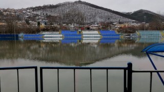 Теренът на стадиона в Своге е изцяло под вода Това