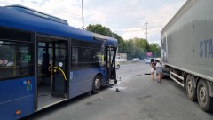 Двама в болница след сблъсък на тир и градски автобус в Бургас