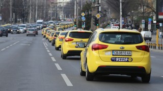 Над 500 таксиметрови шофьори се събраха на протест на столичния