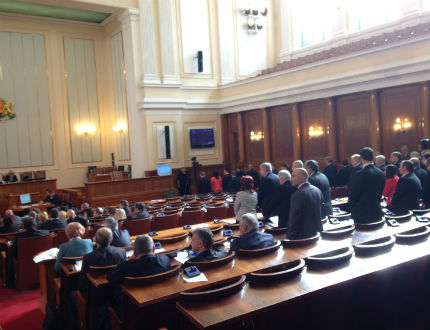 Депутатите гласуваха закон „на тъмно”, очакват се шокови изравнителни сметки, предизборните драми в РБ продължават...