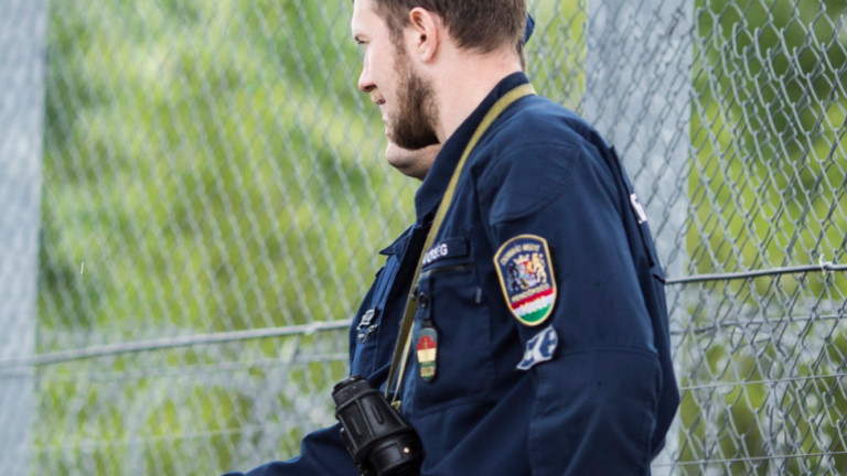 Унгарски служител по сигурността изстреля три предупредителни изстрела рано тази