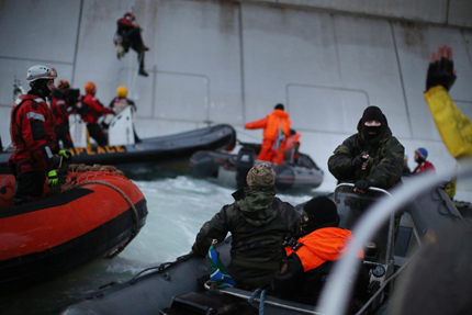 Русия обвини в пиратство всички 30 активисти на "Грийнпийс"