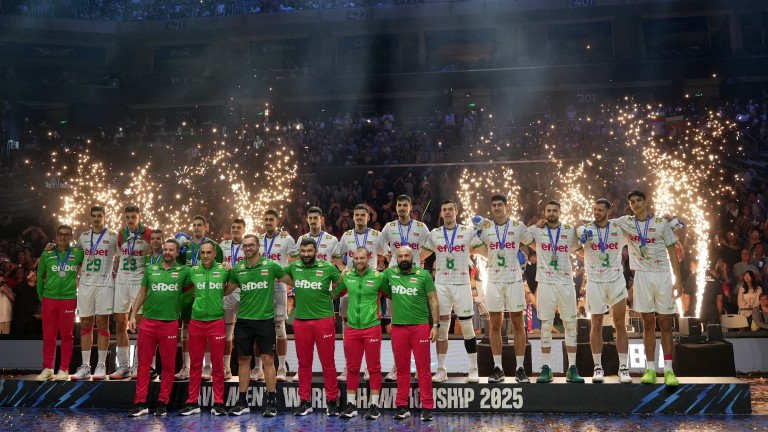 Горе главите, момчета! България завоюва сребърните медали на Световното първенство по волейбол след поражение от Италия