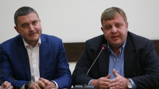Военният министър Красимир Каракачанов очаква финансовия си колега Владислав Горанов