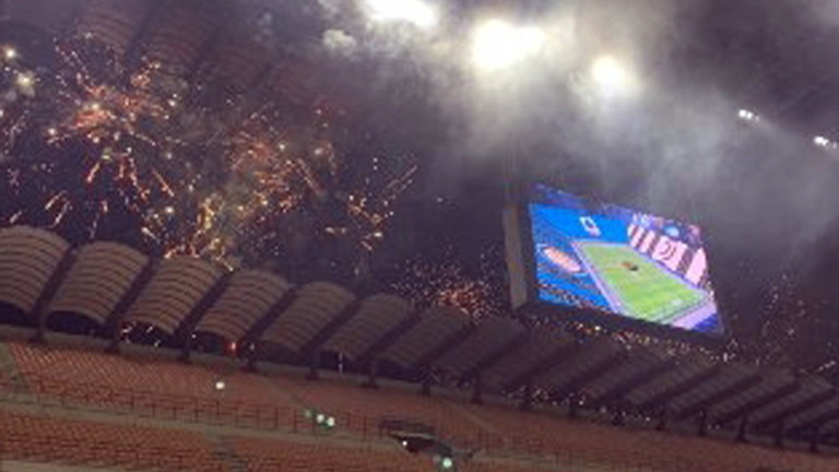 Тифозите на Интер подобаващо отбелязаха гола на Видал с пищна заря извън пределите на "Джузепе Меаца".