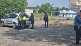 Премахват незаконно заведение за хранене на плаж Каваци юг съобщават от